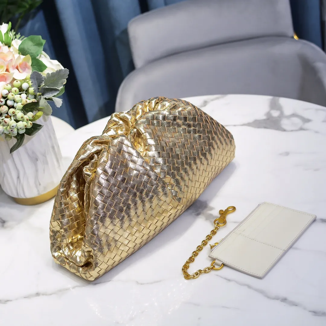 🔥🔥The counterattack of the popular Bottega Veneta started with this series of The Pouch cloud bags, which went viral in the fashion circle and started a craze! Out of stock, out of stock, out of stock... One piece is hard to find, super hard to buy, regardless of age, season, or occasion. Very classy. Really, if you carry this on the road, it will turn heads! This is also the reason why this series is so expensive. Large size: 38*20*8.5cm [Big Cloud Weaving]